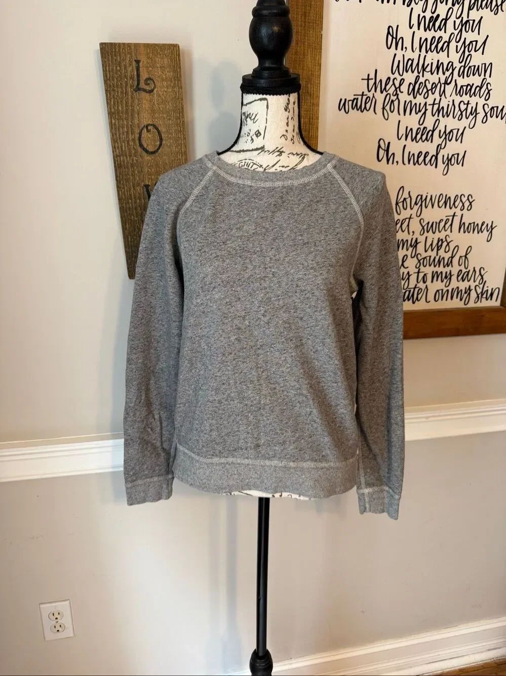 Levi's Women's Crew Neck Long Sleeve Pullover Sweatshirt Heathered Gray Small